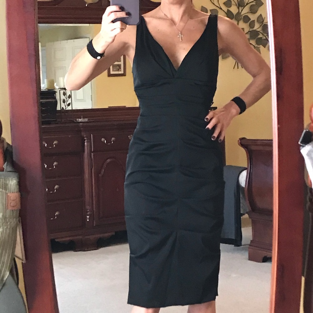 Black Vneck gown with ruching - Picture 4 of 5